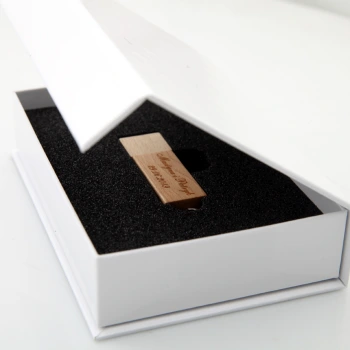 Białe, duże pudełko na pendrive drewniany